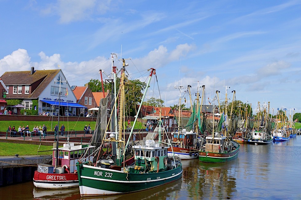 Wunderschöner Greetsieler Hafen - Bunte Krabbenkutter-Flotte & Sielzufluss - Ostfriesland