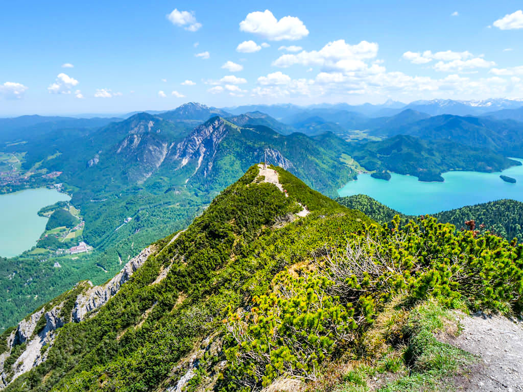 Herzogstand Heimgarten Rundwanderung - Ausblick vom Herzogstandgipfel auf Walchensee, Kochelsee & Benediktenwand - Bayern