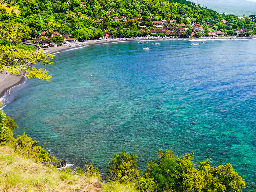 Überwältigend schöner Ausblick auf Jemeluk - Amed Bali - Indonesien