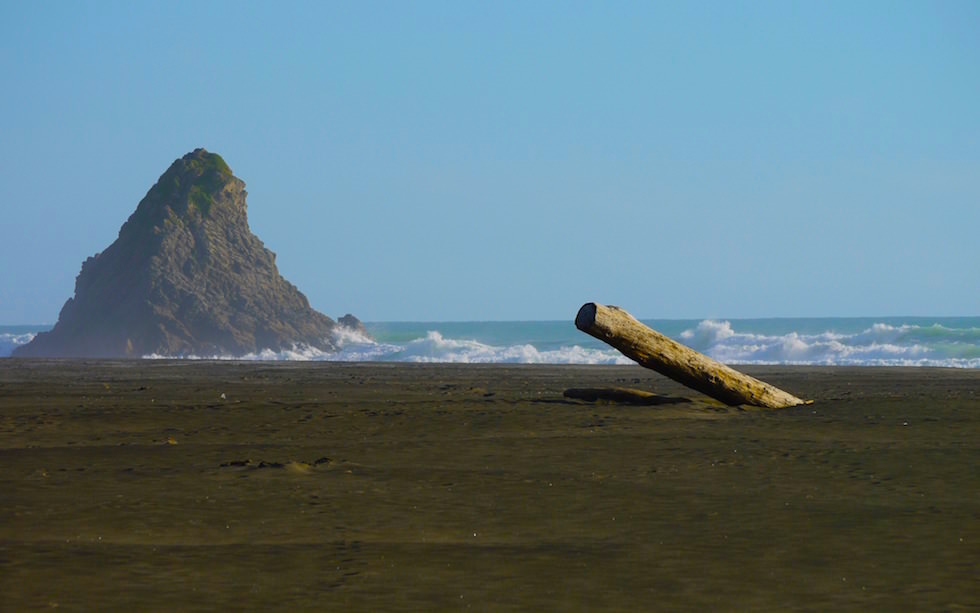 karekare beach near Auckland