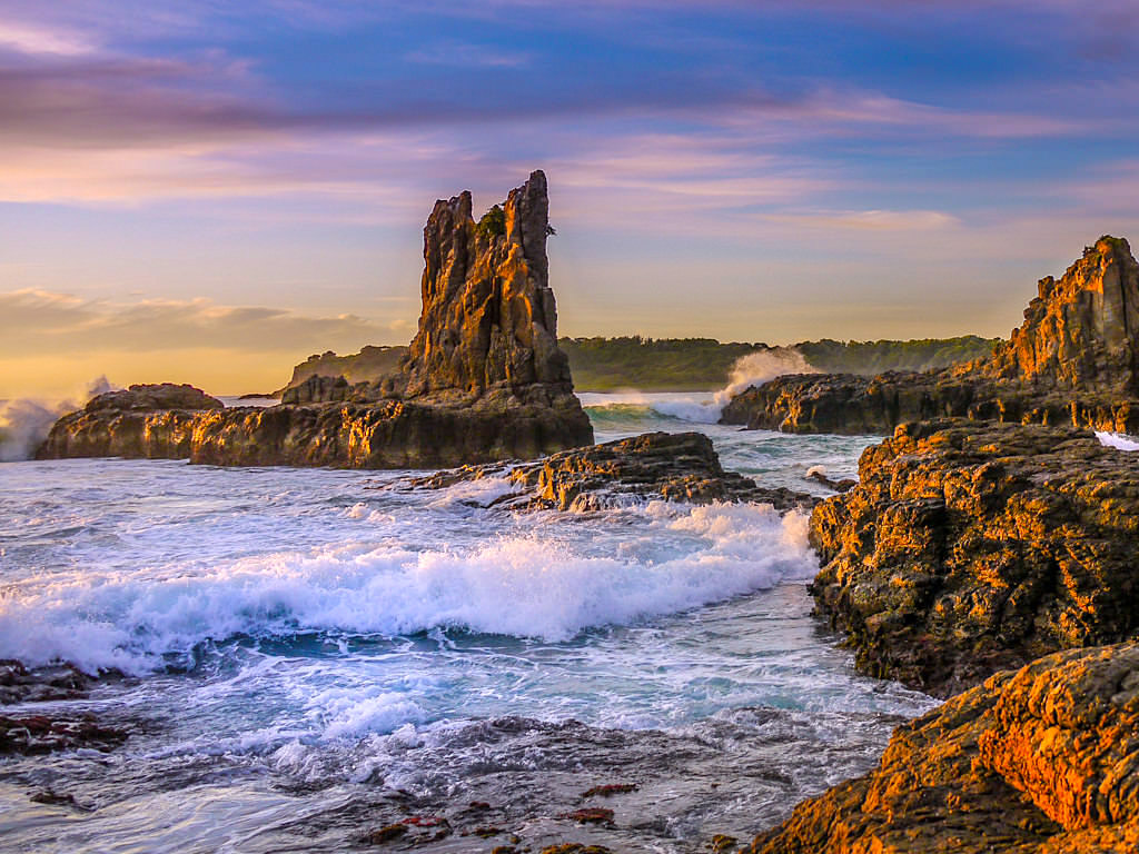 Kiama Highlight und Geheimtipp: Cathedral Rocks bei Sonnenaufgang, wenn die bizarren Felsen in allen Farben zu leuchten beginnen - New South Wales