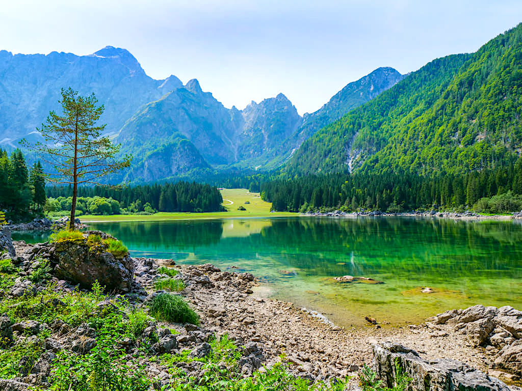 Laghi di Fusine - Kristallklare, farbenfroh leuchtende Seen, grüne Wälder & faszinierende Bergkulisse - Tarvisio, Italien
