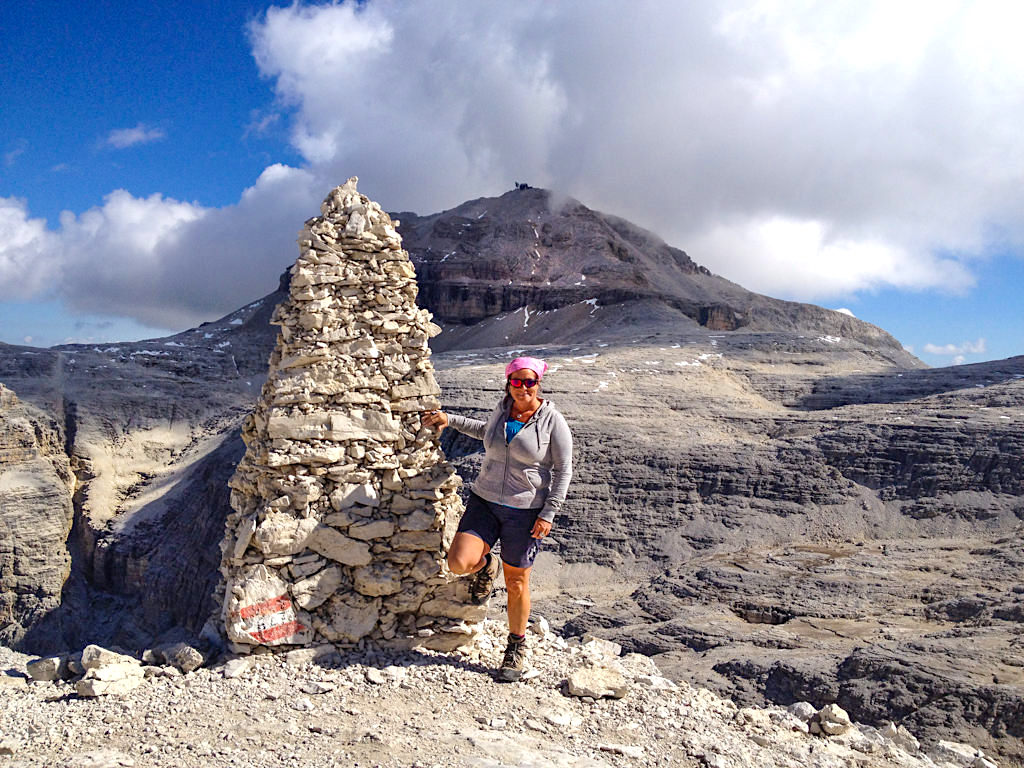 Leichte, kurze, wunderschöne Piz Boe Wanderung vom Passo Pordoi zum Piz Boe Gipfel - Sella-Gruppe - Dolomiten, Südtirol