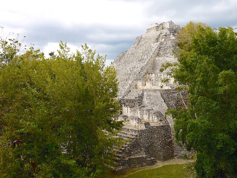 Blick auf Pyramide von Becan, Campeche - Mexiko