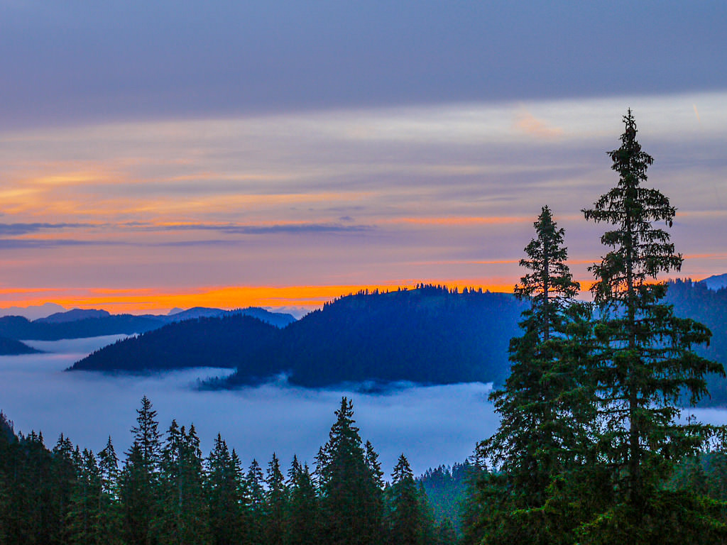Faszinierend schöner Sonnenaufgang bei der Gufferthütte: oben die feurigen Farben, unten ein Nebelmeer - Blauberge Wanderung - Bayern