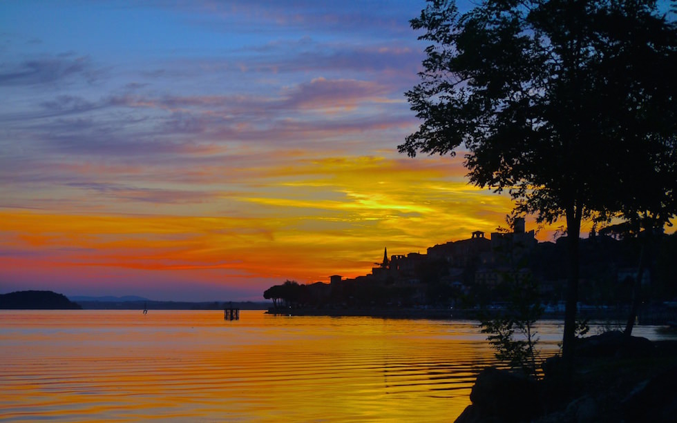 Blick auf den Lago Trasimeno in Umbrien Italien
