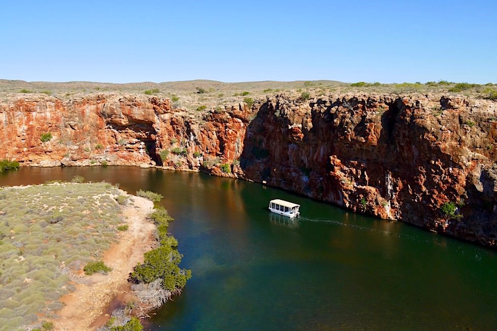 Blick hinunter von den Steilklippen auf die Yardia Creek Boat Tour - Cape Range National Park - Western Australia