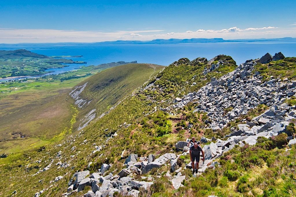 Aufstieg entlang der Klippen auf den Slieve League - Donegal, Irland