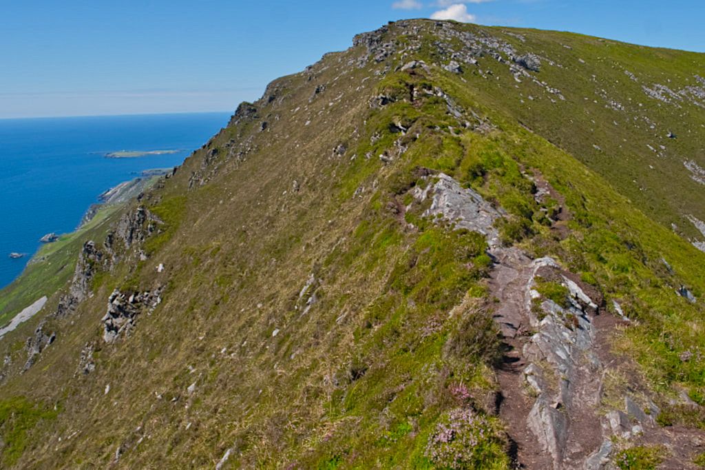 Auf dem One Man's Path zum höchsten Punkt des Slieve League - Donegal, Irland