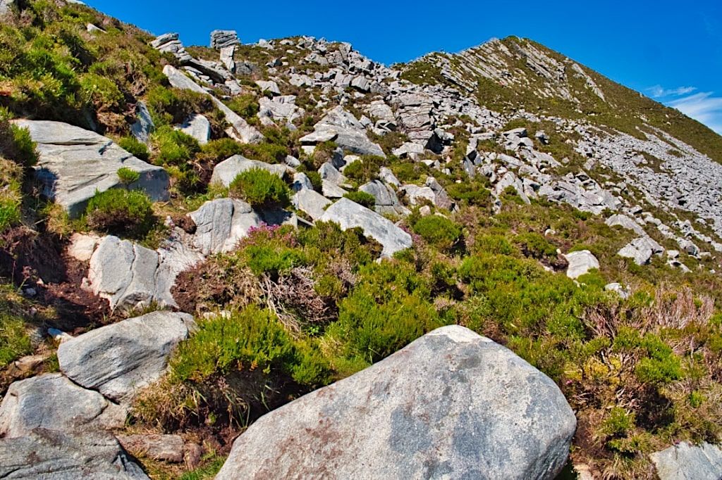 Sliabh Liag oder Slieve League Wanderung - Passage durch ein Geröllfeld - Donegal, Irland