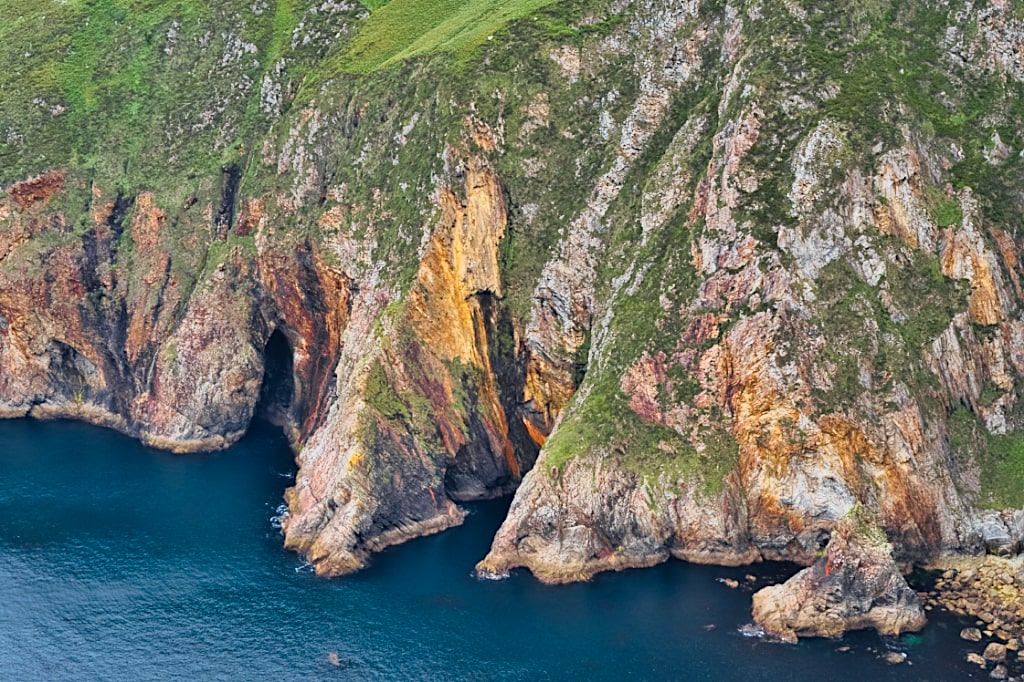 Die Klippen von Slieve League beigeistern mit seinen faszinierenden Farben - Donegal, Irland