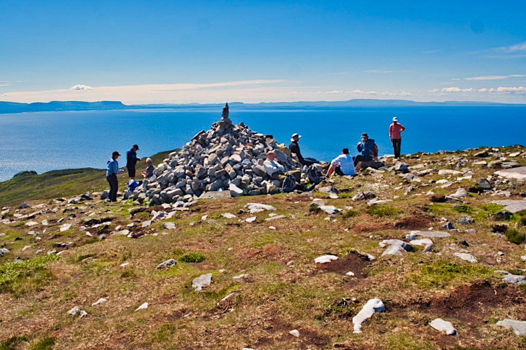 Steinhaufen beim Aufstieg entlang der Klippen zum Slieve League - Donegal, Irland