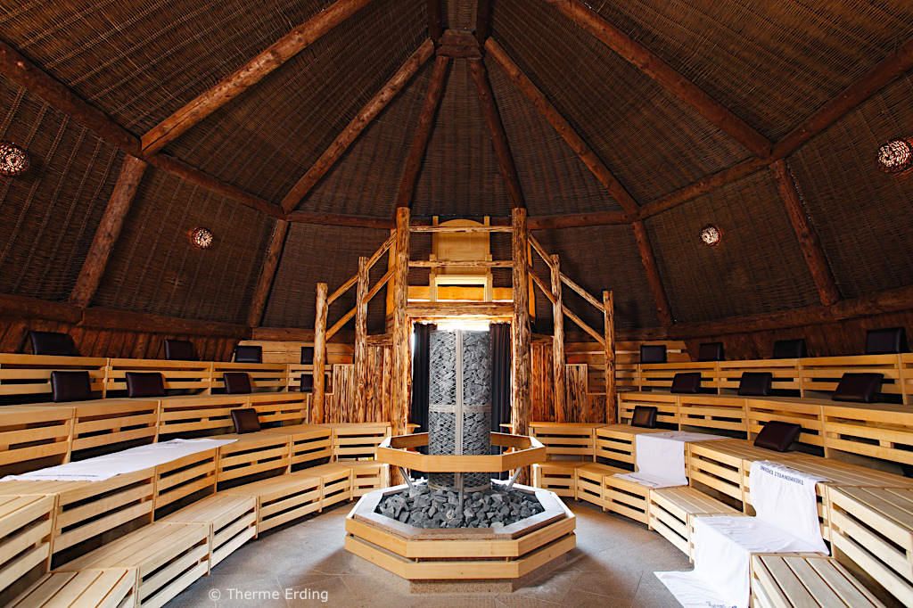 Therme Erding - Sauna & VitalTherme: Kelten-Thron-Sauna mit legendärem Fahnen-Aufguss - Bayern