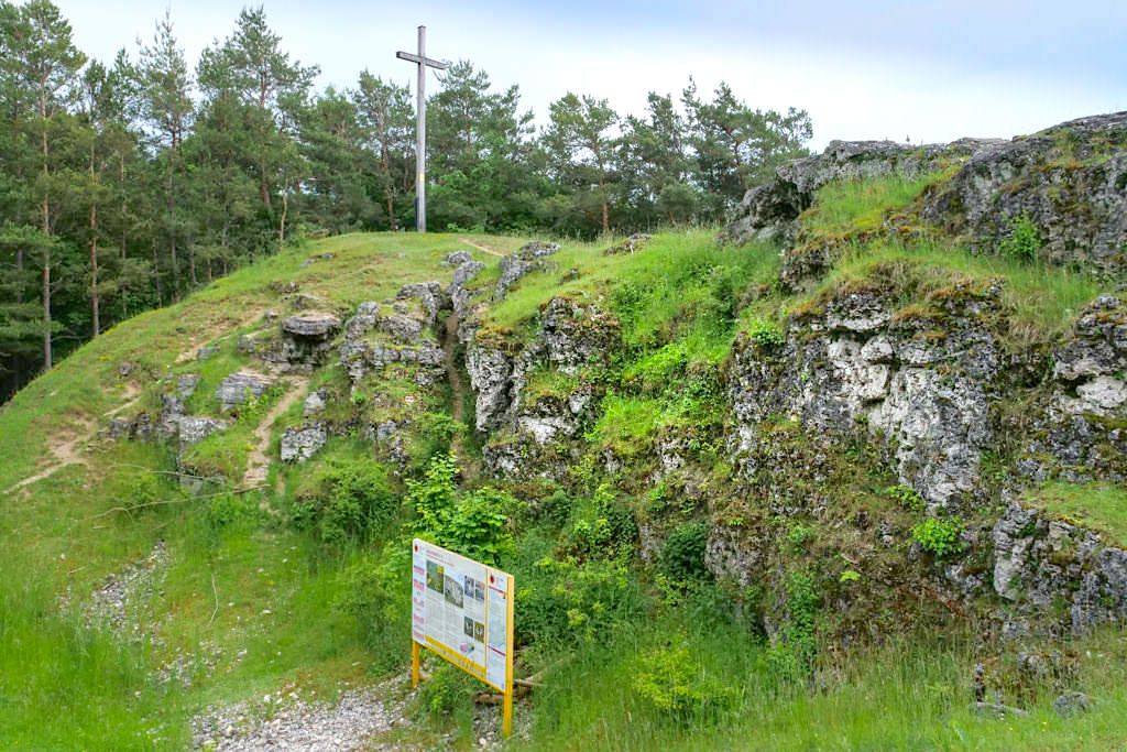 Adlersberg - Zeitzeuge der Ausbildung eines Kristallinem Ringes nach dem Ries-Ereignisses im Rieskrater-See - Nördlingen, Bayern
