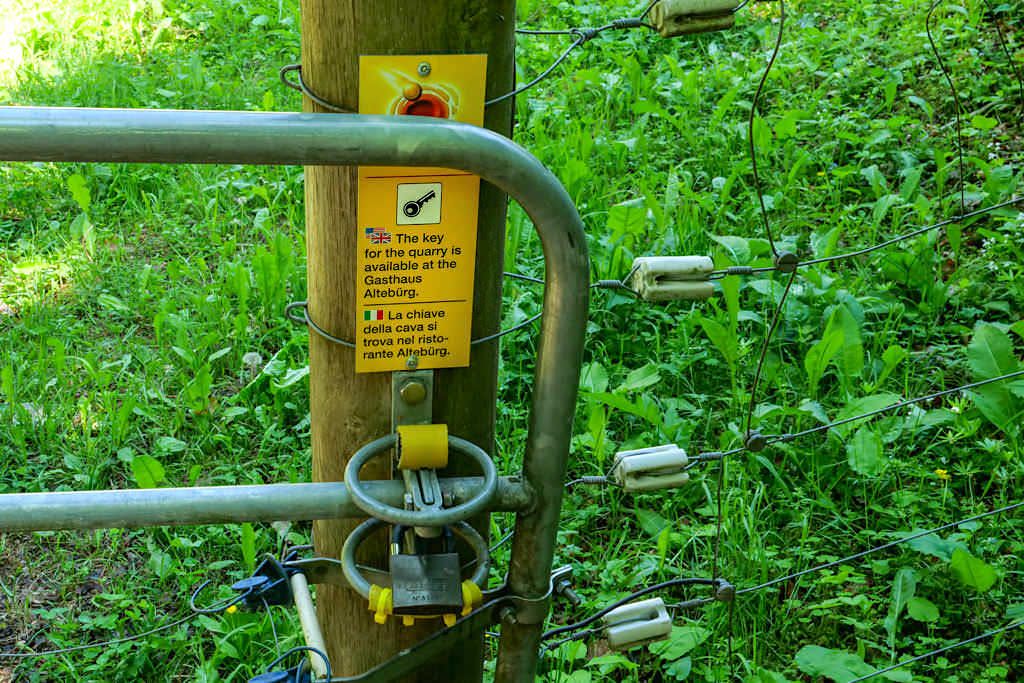 Abgeschlossener Steinbruch Alte Bürg: der Schlüssel kann bei der Waldwirtschaft ausgeliehen werden - Schäferweg Wanderung imDonau-Ries - Bayern