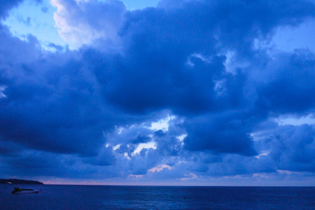 Amed Bali - Düster drohende Gewitterwolken über dem Meer - Indonesien