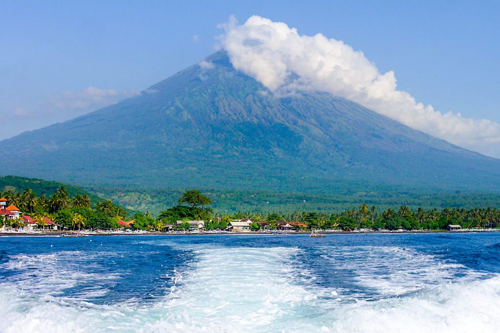 Amed Bali - Grünes Tal mit Mt Agung als Kulisse - Indonesien