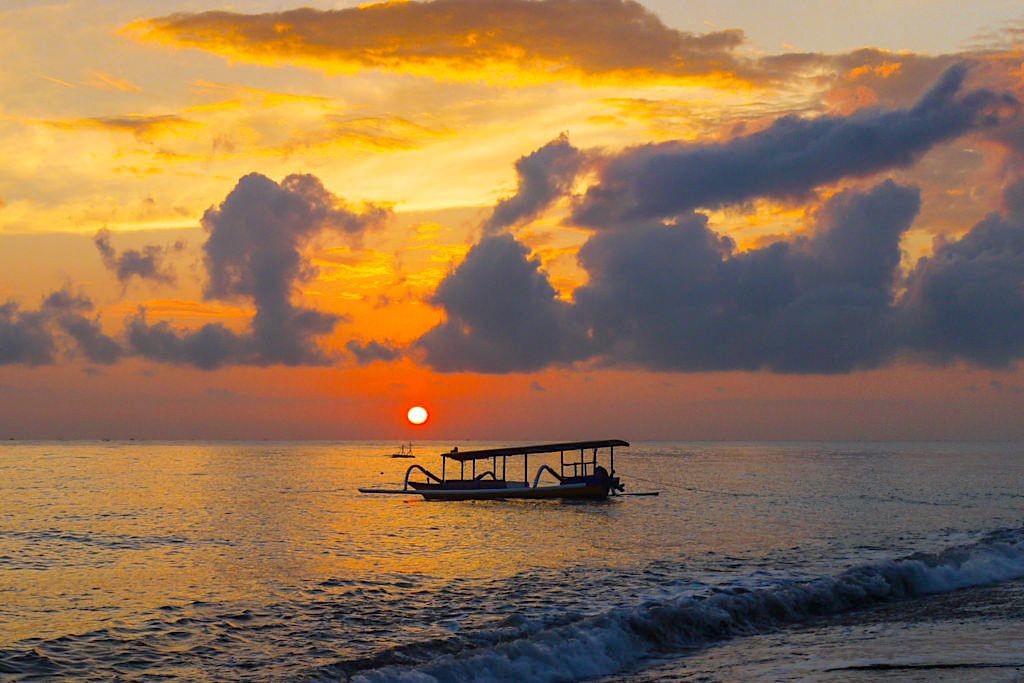 Amed Bali - Wunderschöner Sonnenaufgang mit Wolkenstimmung über dem Meer - Indonesien