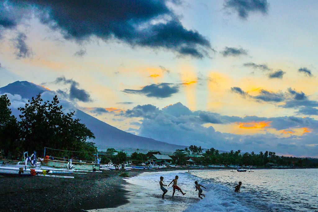Amed Bali - Fröhliches Treiben bei Sonnenuntergang hinter Wolken - Indonesien