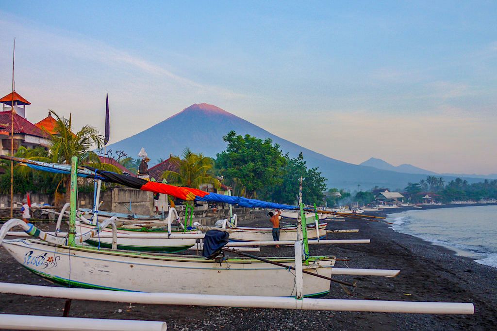 Amed Beach - dunkler Strand, Fischerboote & Mt Agung als Kulisse - Bali, Indonesien