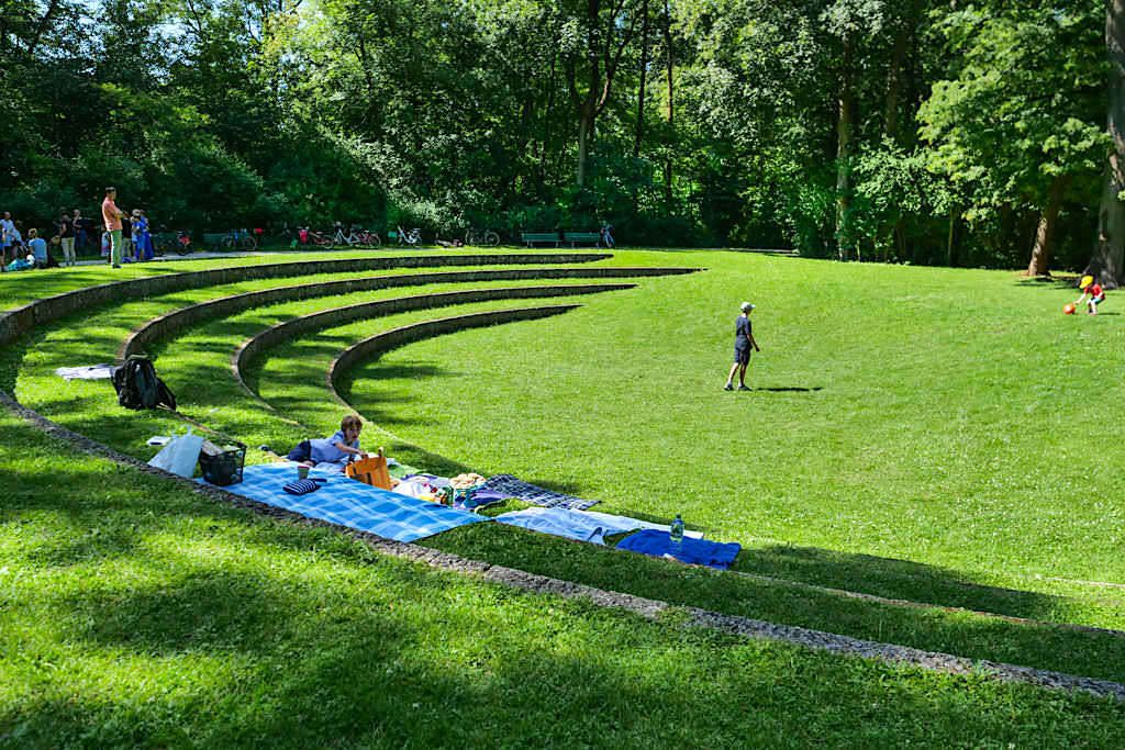 Amphitheater im Englischen Garten mit Freilichttheateraufführungen - München Sehenswürdigkeiten - Bayern