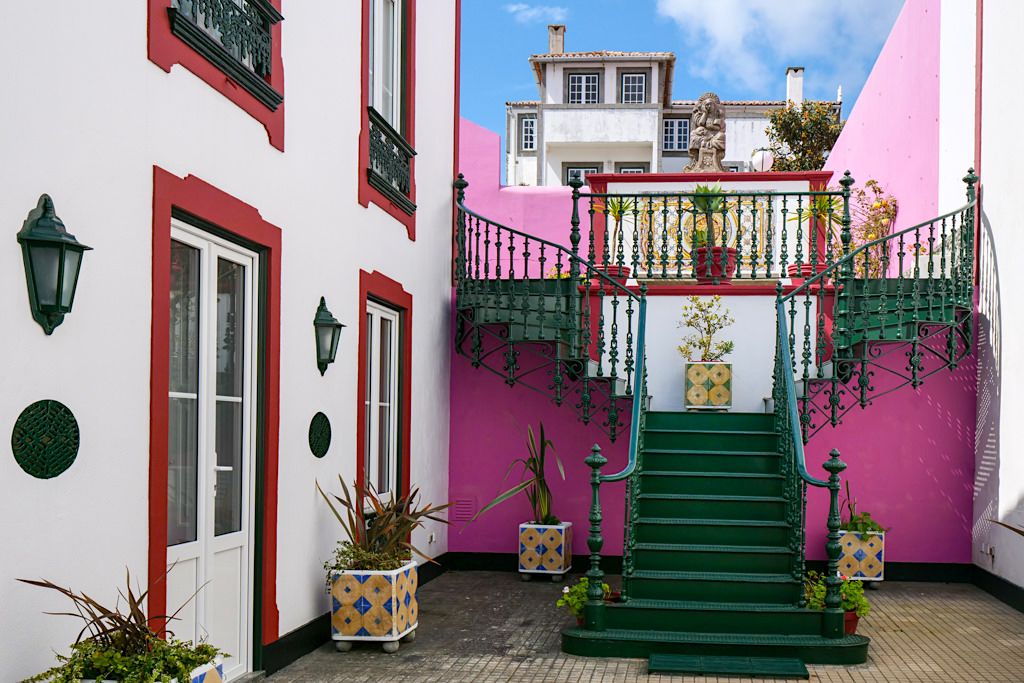 Angra do Heroismo - Schmucke und liebevoll restaurierte Häuser & Innenhöfe erstrahlen in lebensfrohen Farben - Terceira - Azoren