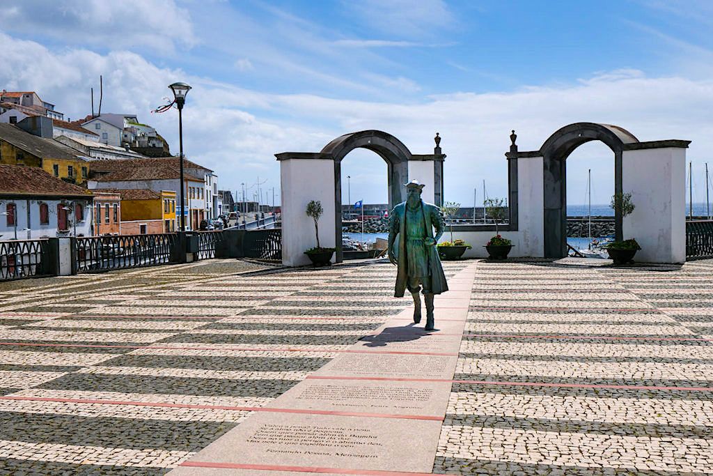 Angra do Heroismo - Vasco da Gama Statue gewidmet dem Entdecker von Terceira am Hafen - Azoren