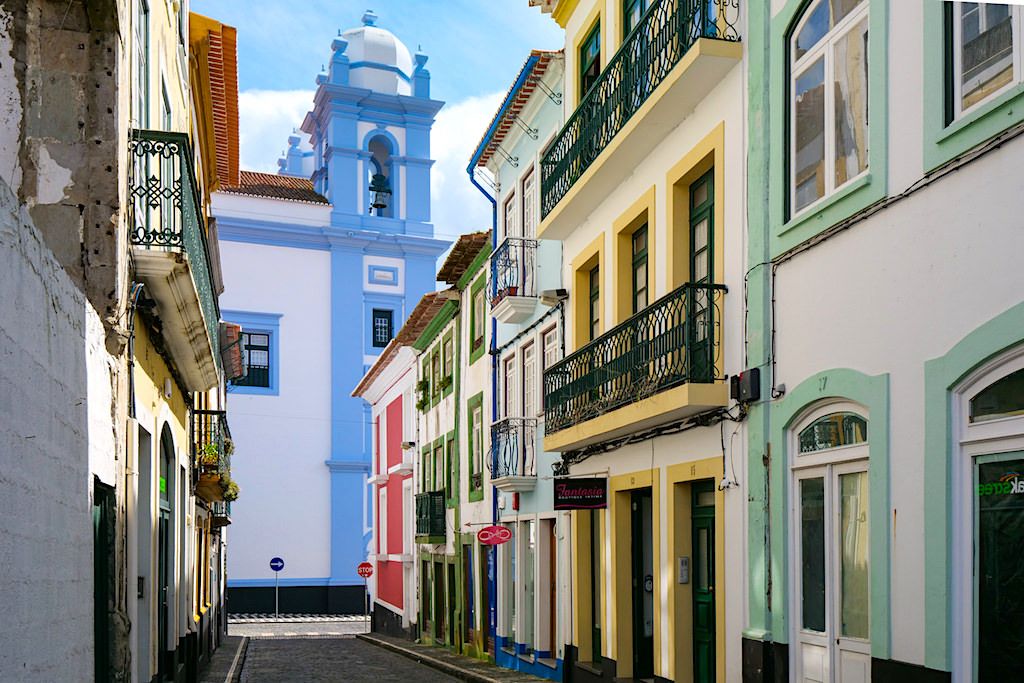 Angra do Heroismo - Blick auf die Kirche der Barmherzigkeit & bunte, liebevoll restaurierte Häuser - Terceira - Azoren