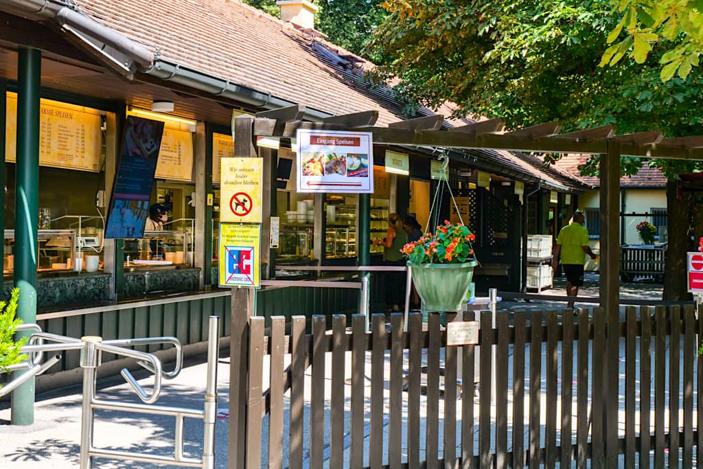 Die Essensausgabe des schönen Aumeister Biergartens - Englischer Garten Sehenswürdigkeiten - München, Bayern