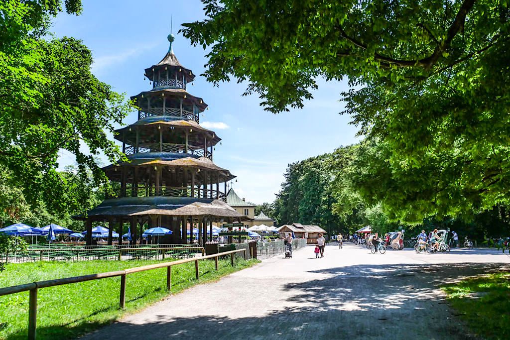 Ausblick auf den Chinesischer Turm - Eines der Wahrzeichen & Touristenmagnet im Englischer Garten von München - Bayern