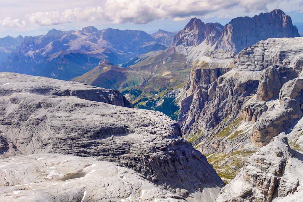 Atemberaubend schöne Ausblicke vom 3.152 m hohen Gipfel des Piz Boe - Sella Gebirge - Dolomiten, Südtirol