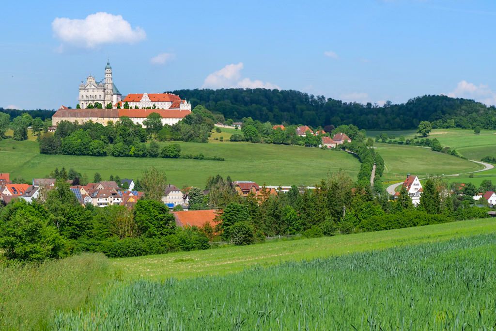 Schönster Ausblick auf Abtei & Klosterkirche Neresheim - Schönste Burgen & Schlösser im Ferienland Donau-Ries & Schwäbischer Alb, Baden-Württemberg