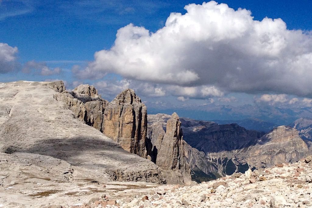 Überwältigende Ausblicke von der leichten Piz Boe Wanderung von Sass Pordoi kommend zum höchsten Berg der Sella-Gruppe - Dolomiten, Südtirol