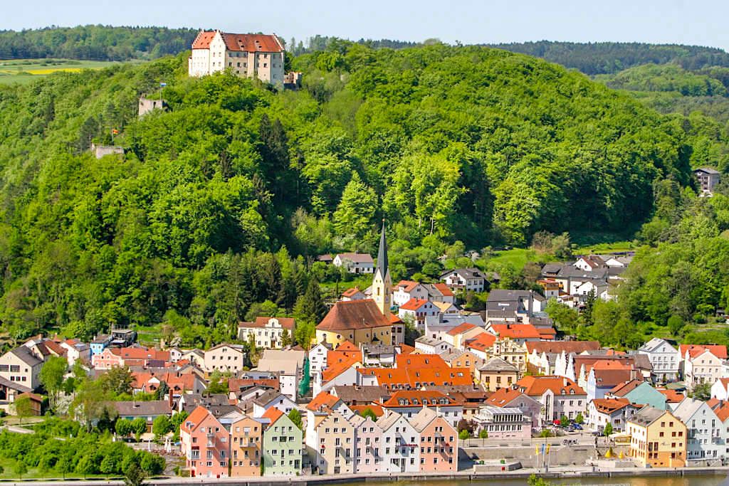Ausblick auf Riedenburg - Altmühltal Klamm Wanderung über Burg Prunn und Riedenburg - Bayern