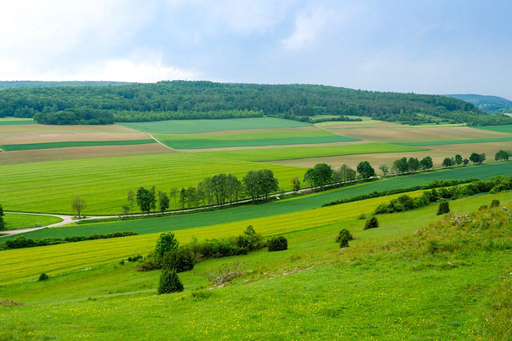 Wunderschöner Ausblick in die Rieskrater-Landschaft vom Geotop Riegelberg aus gesehen - Donau-Ries, Bayern