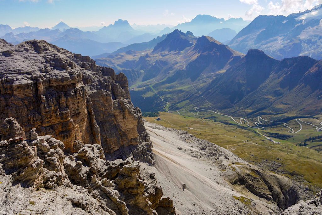 Überwältigend schöne Ausblicke auf der leichten Piz Boe Wanderung über das Pordoijoch & Sass Pordoi auf den höchsten Berg der Sella-Gruppe - Dolomiten, Südtirol