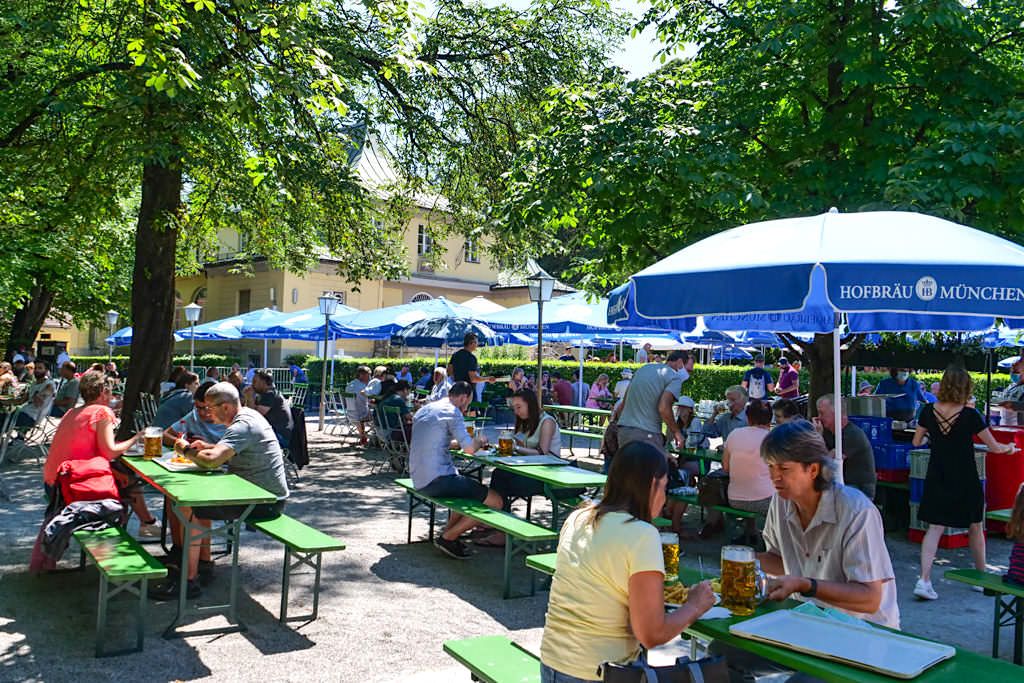Der große Biergarten am Chinesischen Turm ist der bekannteste Biergarten im Englischer Garten und in München - Bayern