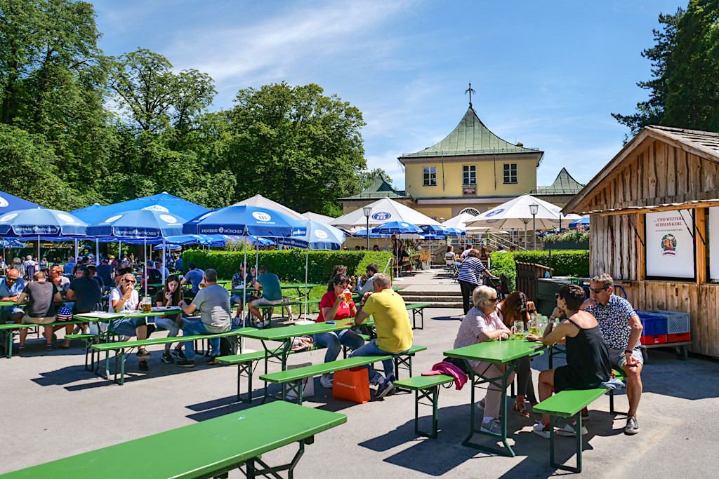 Beliebter Biergarten & Restaurant am Chinesischer Turm - Englischer Garten Sehenswürdigkeiten - München, Bayern