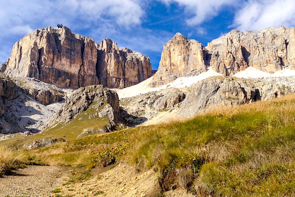 Blick auf die Pordoischarte - Aufstieg vom oder Abstieg zum Passo Pordoi - Leichte Piz Boe Wanderung - Dolomiten, Südtirol