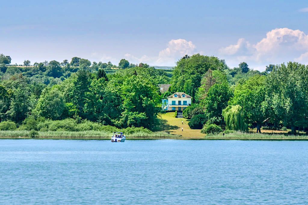 Idyllischer, grüner Bodanrück mit Villa am Bodensee - Konstanz, Baden-Württemberg