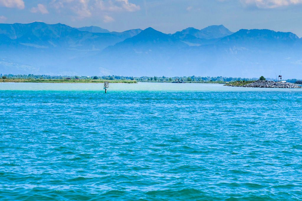 Bodensee - Rheindelta & Alpenrhein fällt durch seine markante hellere Färbung auf - Österreich