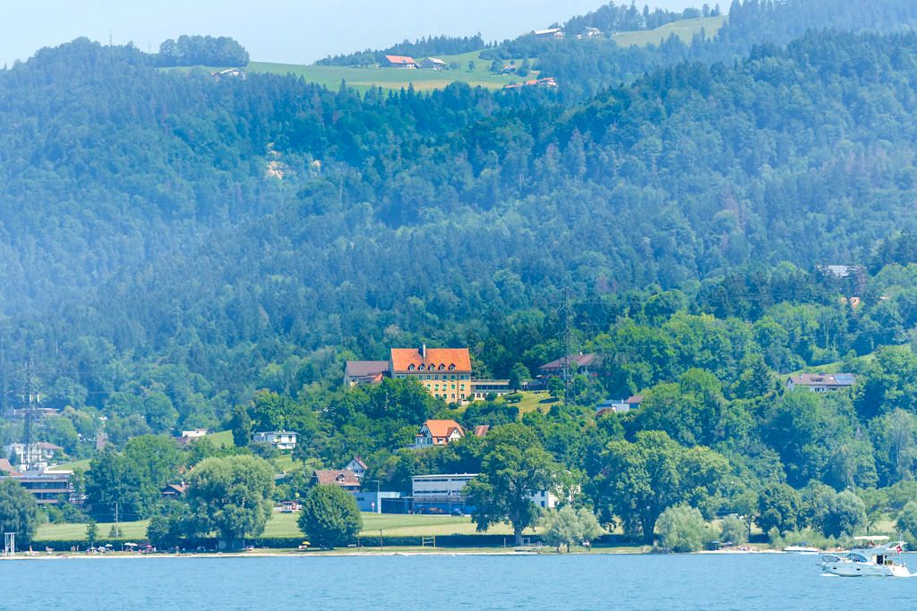 Typisches gebirgiges Bodenseeufer am Vorarlberg - Dreiländer-Schiffsrundfahrt MS Gunzo - Österreich