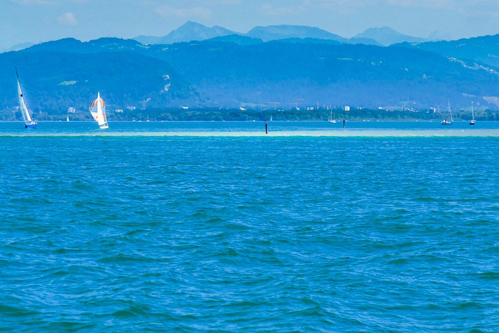 Bodensee - Alpenrhein-Mündungsgebiet hebt sich deutlich durch seine helle Farbe ab vom dunkleren, tiefen See - Österreich