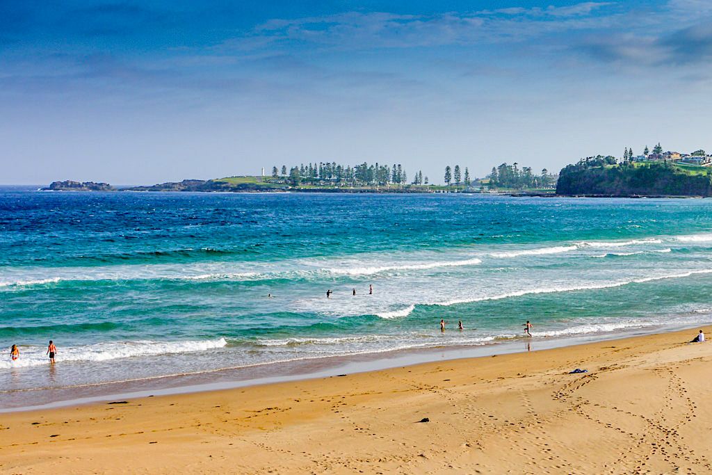 Bombo Beach - Endlos langer Strand, beste Wellen zum Surfen und Badespass bei Kiama - New South Wales