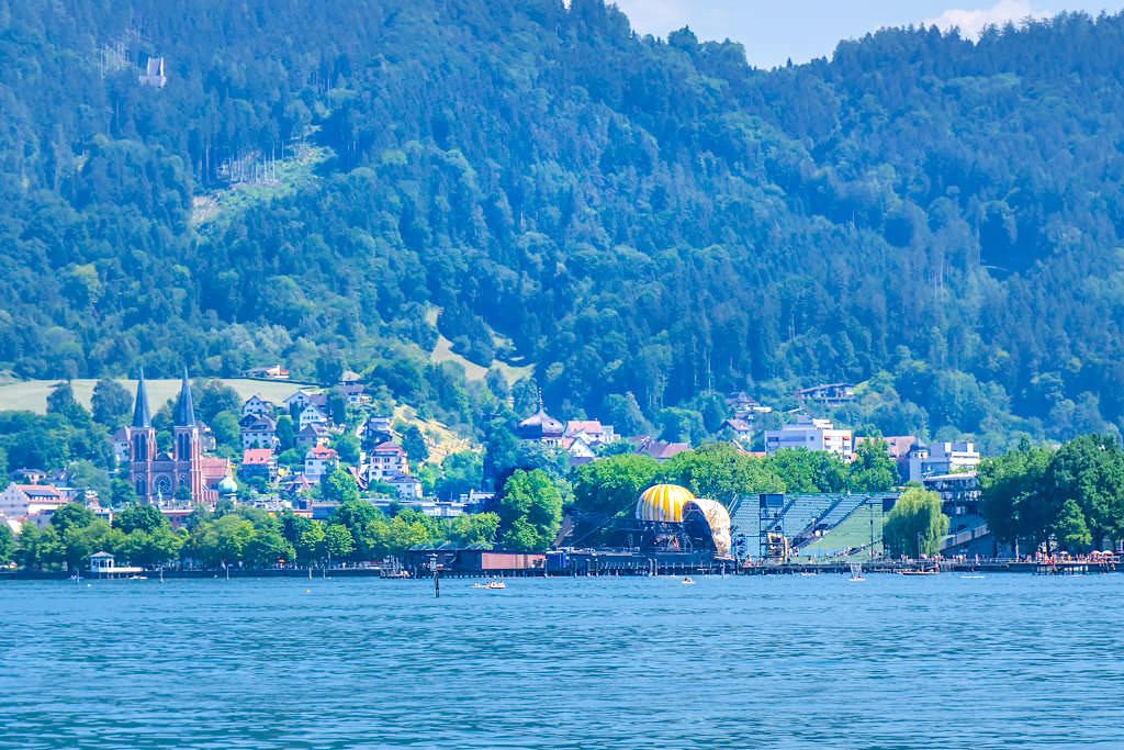 Ausblick auf Bregenz mit Bodenseebühne und seinen Bregenzer Festspielen - Dreiländer-Schiffsrundfahrt - Österreich