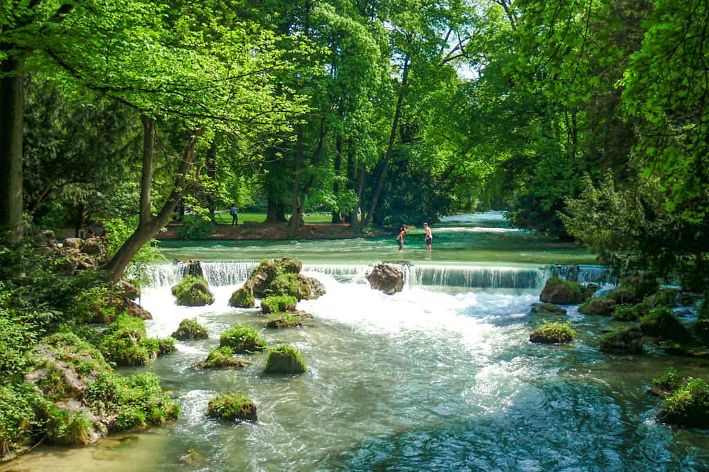 Brücke am Schwabinger Bach, wo sich Schabinger Bach und Eisbach kreuzen - Sehenswürdigkeiten im Englischer Garten - München, Bayern