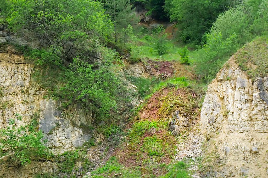 Bunte Trümmermassen im Geotop Lindle - Zeitzeugen des Ries-Ereignis - Donau-Ries, Bayern