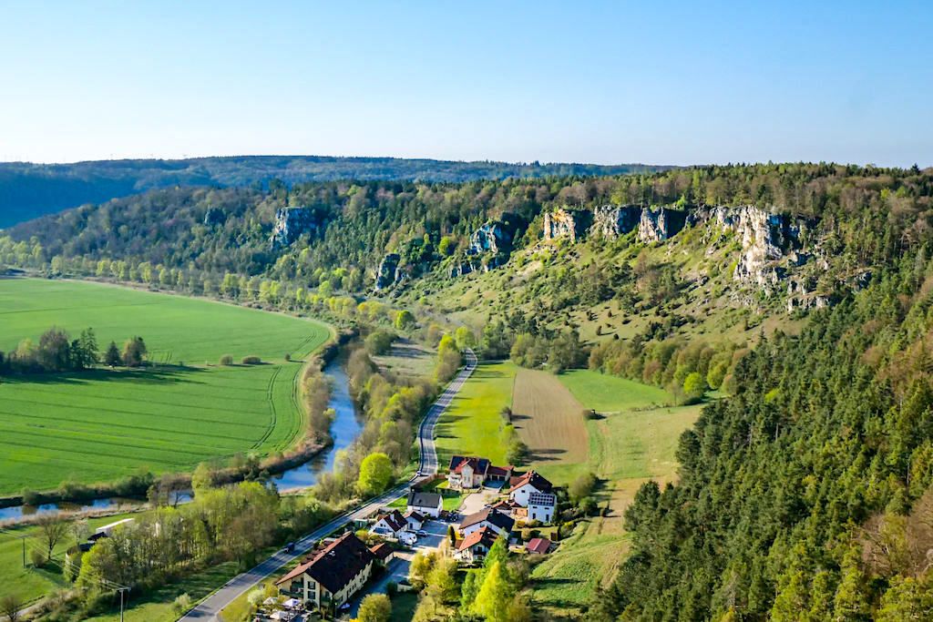 Überwältigend schöne Ausblicke von der Burg Arnsberg auf die Arnsberger Leite & Altmühlschleifen - Einer der schönsten Ausblicke ins Altmühltal & eine der vielen Altmühltal Sehenswürdigkeiten - Bayern
