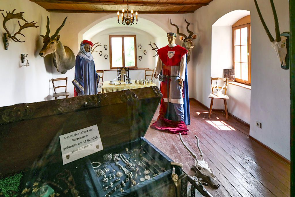 Burg Katzenstein: das Jagdzimmer mit Burgschatz - Schönste Burgen & Schlösser im Donau-Ries & Schwäbischer Alb - Baden-Württemberg