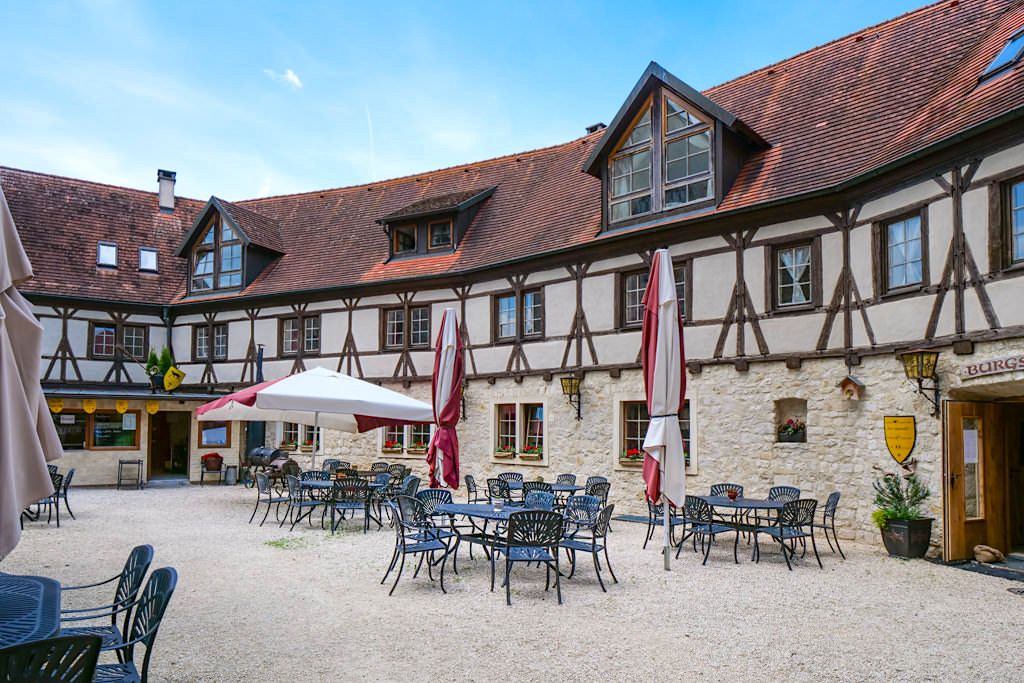 Burg Katzenstein mit Restaurant und Biergarten im Innenhof - Schönste Burgen & Schlösser im Ferienland Donau-Ries & Schwäbische Alb, Bayern